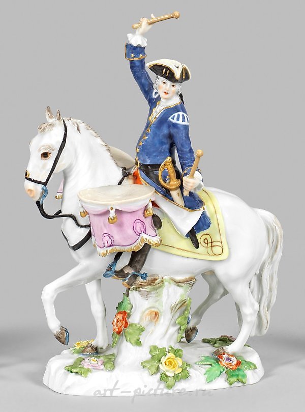 Фарфоровая фигурка барабанщика верхом