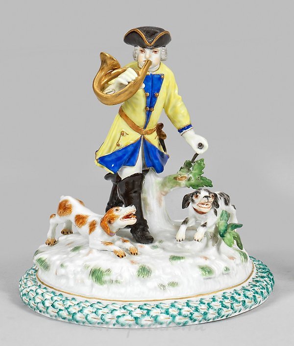 猎人手持猎号和狗。