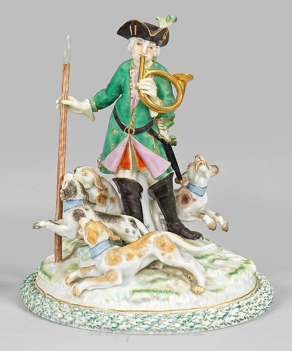 Охотник с рогом и собаками: фигурная группа из фарфора