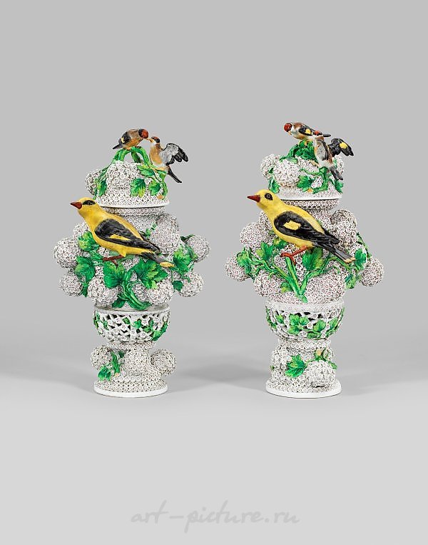 几个宏伟的梅森雪球花瓶。