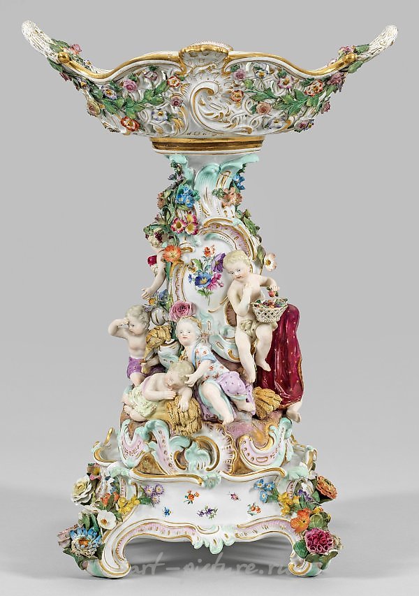 伟大的迈森餐桌中心装饰品，以裸身的小天使作为寓意。