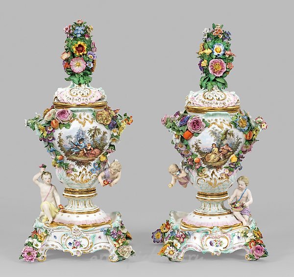 Великолепные вазы Meissen в стиле "потпурри" с сценами Ватто и цветочными украшениями