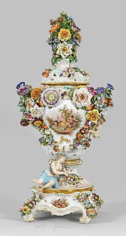 Великолепная Мейсенская ваза для потпури с сценой Ватто и цветочным украшением