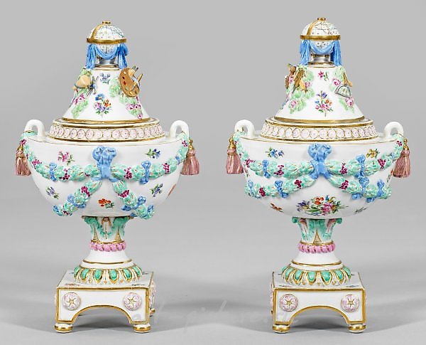 一对梅森镶嵌花瓶作为桌上装饰品。