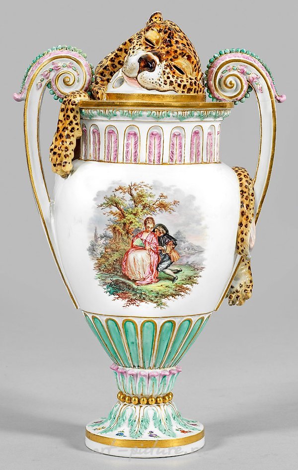 古典美斯尼花瓶，带有豹头盖子和瓦特奥风景。