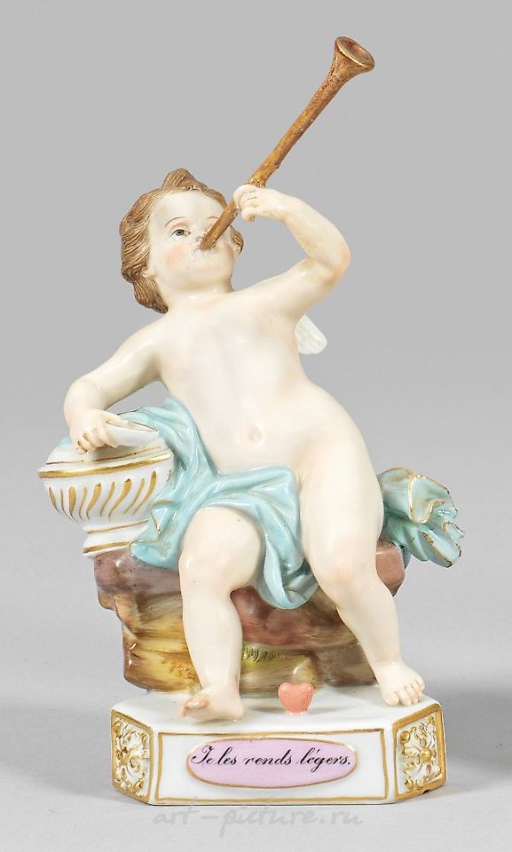 Фарфоровая фигурка купидона с трубой на пьедестале