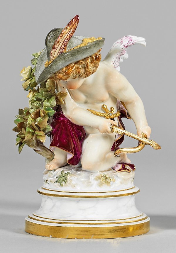 Фарфоровая фигурка Амура с луком и стрелой