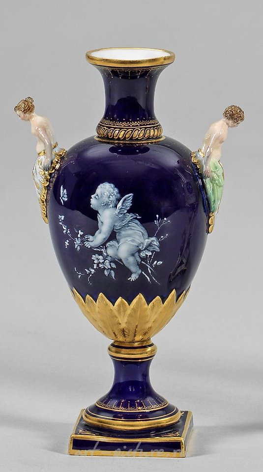 Маленькая фарфоровая ваза с эмалевой росписью Лимож, около 1900 года