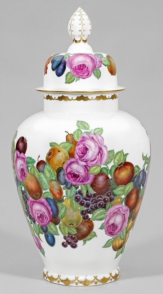 壮丽的梅森带盖花果纹瓷瓶。