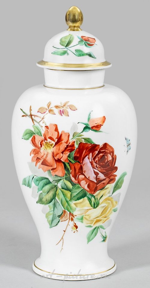 Великолепная крытая ваза с розовым украшением и мечевой маркой Мейссен