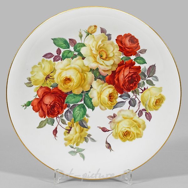 Большая настенная тарелка с розовым украшением и мечевой маркой