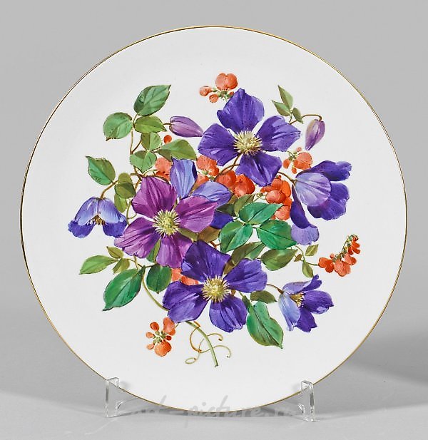 带有铁线莲装饰的装饰盘