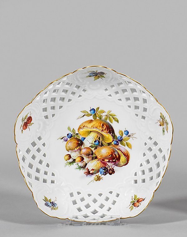 Тарелка с грибами и фруктовым украшением из леса