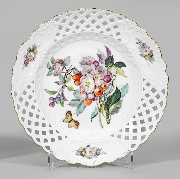 Орнаментальная тарелка с цветочной росписью в стиле Ю. Э. Браунсдорфа