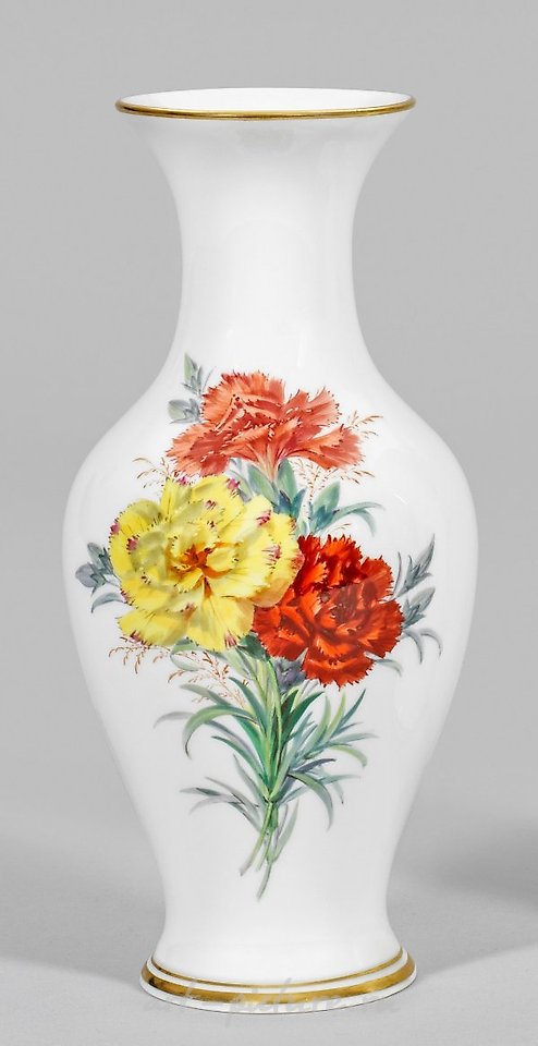 Декоративная ваза с гвоздичным украшением