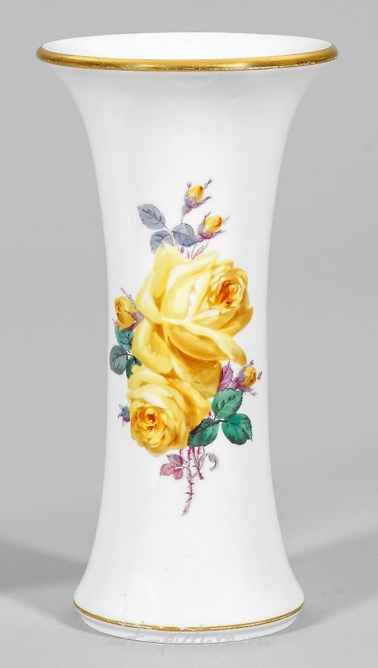Фарфоровая ваза с розами и меч-маркой, начало 20 века