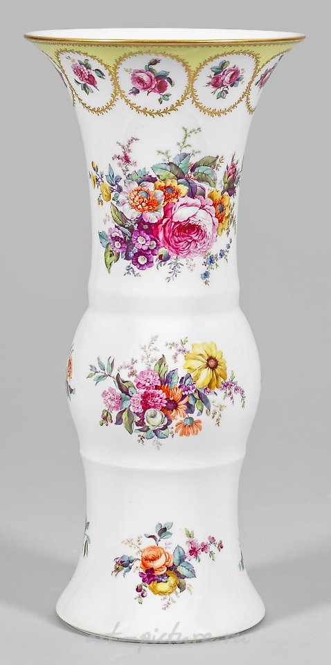 Большая декоративная ваза с цветочным узором и подписью художника