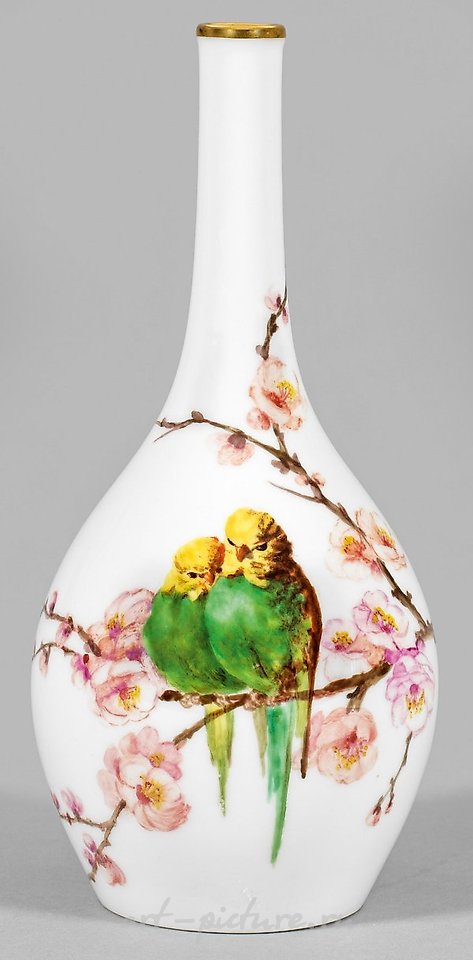 Маленькая английская ваза с изображением волнистых попугаев на ветке вишни