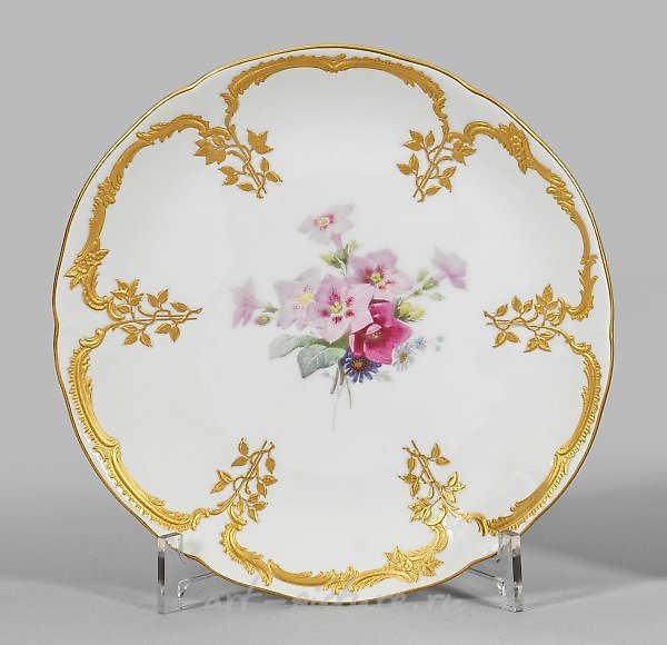 Фарфоровая тарелка "Неуциерат" с цветочным украшением и подписью художника