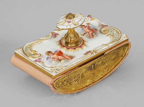 Фарфоровая тарелка в стиле неорококо с золоченой бронзой и полихромной живописью