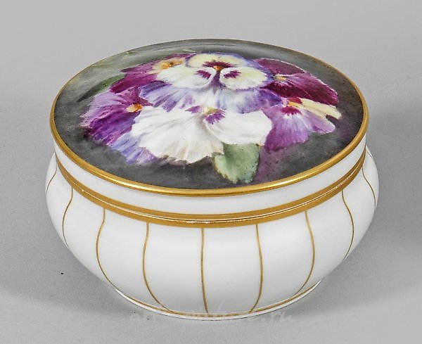 Коробка для конфет в стиле Ар-Нуво с фигуркой мачехи