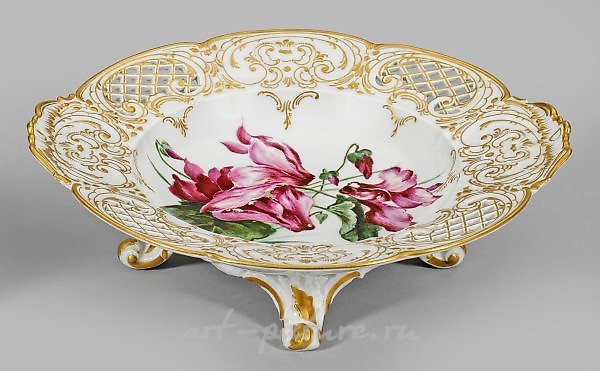 Фарфоровая ножка миски с рокайльным украшением и фиолетовым декором
