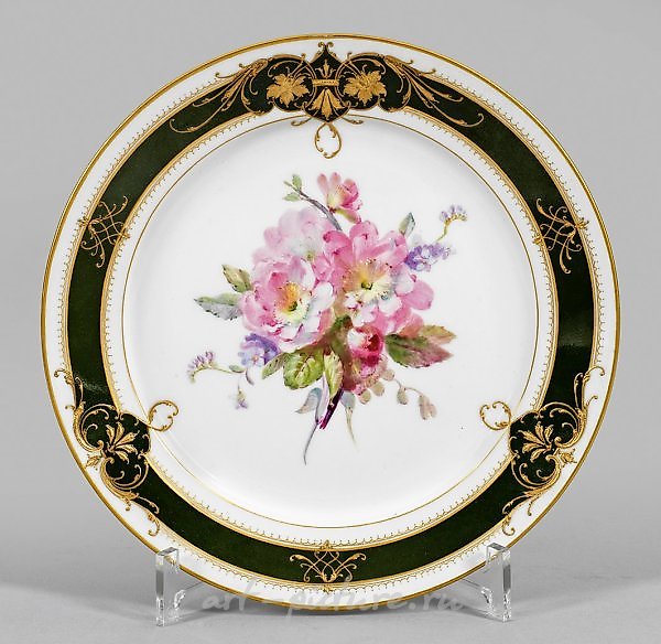 Декоративная тарелка с изящной живописью цветов