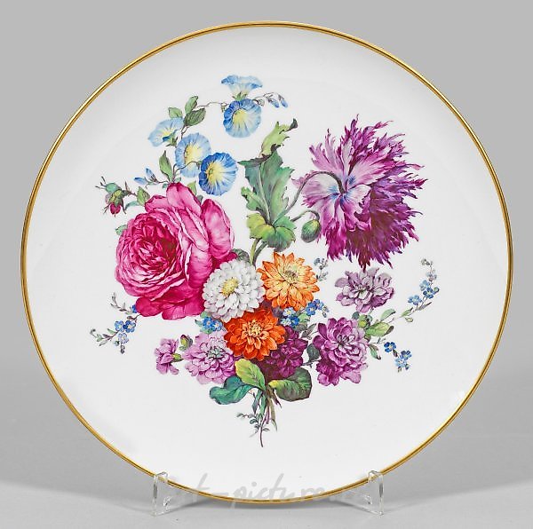 大型墙面板上有花卉装饰。