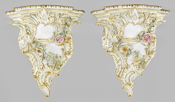 一对华丽的新洛可可风格的墙面半台架。