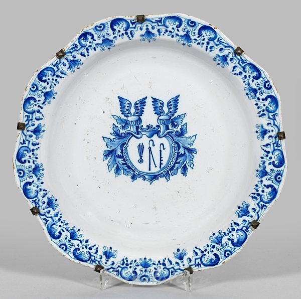 Show plate with coat of arms