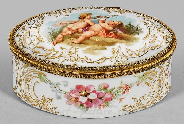 Tabatiere mit Weichmalerei der KPM-Berlin

Translation: Snuffbox with soft-paste painting by the KPM-Berlin