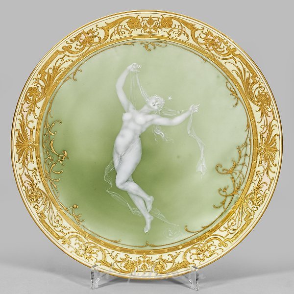 华丽的墙板上有描绘着贝壳花饰的瓷板。