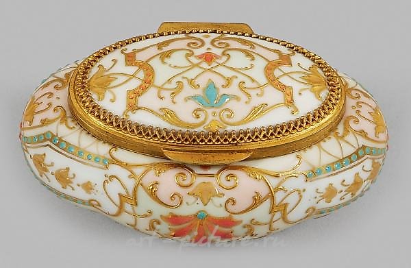 Rare Art Nouveau box with jewel decoration.