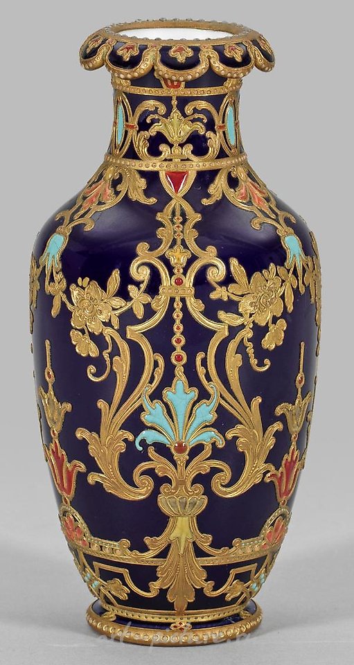 KPM柏林出品的装饰花瓶，采用青铜镶嵌和珐琅绘画工艺。