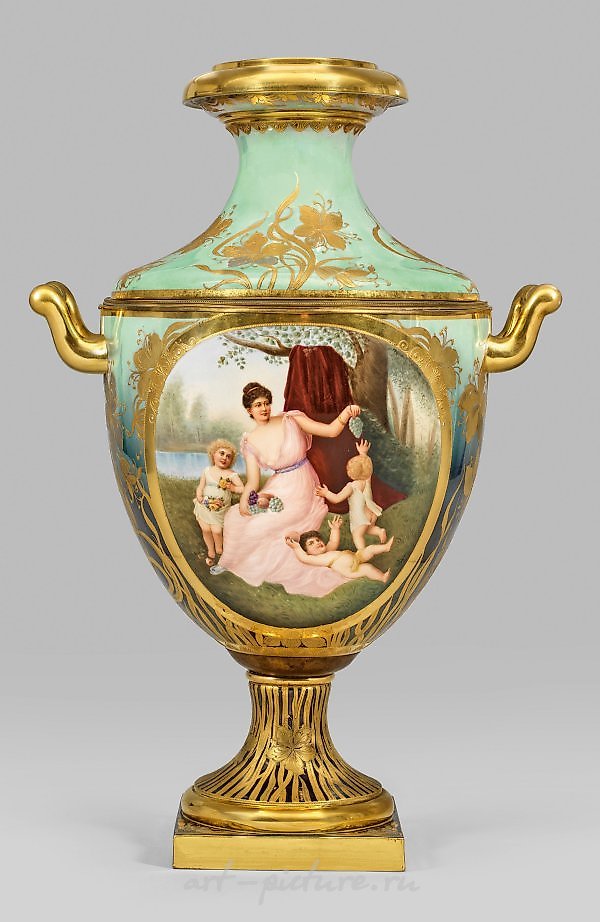 华丽的纪念装饰花瓶，带有维也纳风格的装饰。