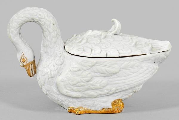 Коробочка в форме лебедя из бисквитного фарфора середины XIX века