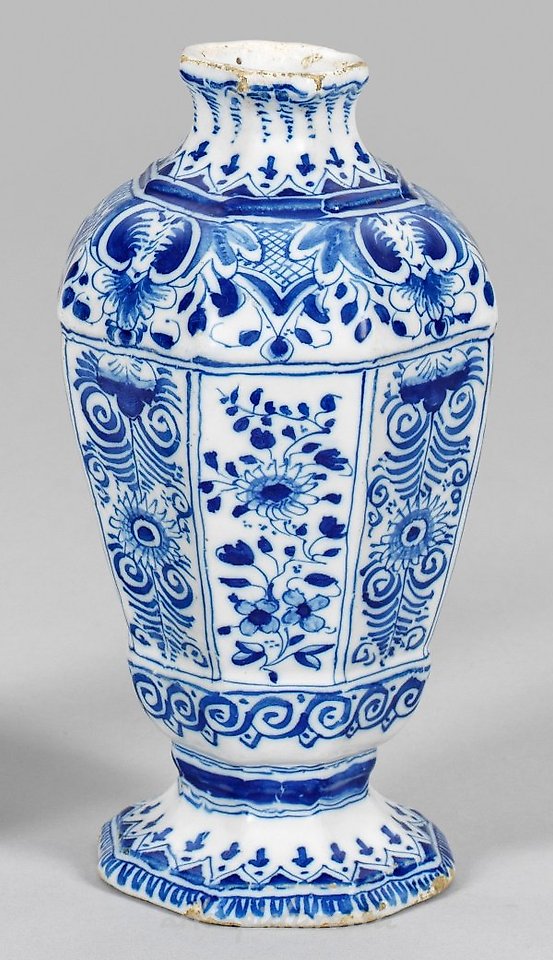 Фаянсовая ваза с гербом и орнаментом, Южная Германия, XVIII век