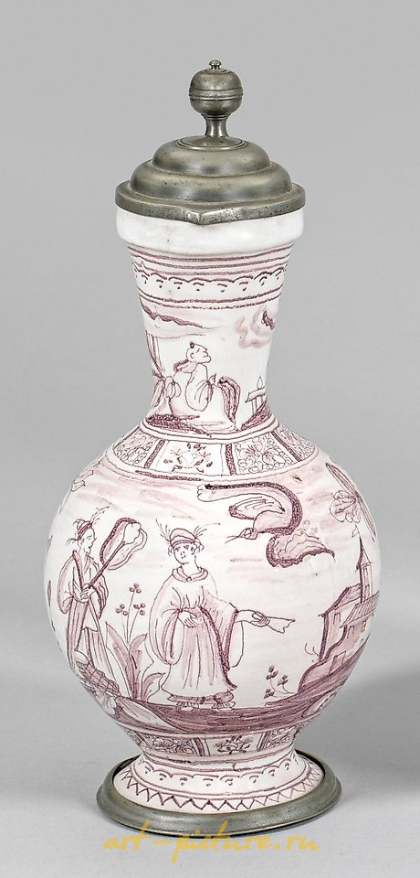 Eng Halskanne mit Chinoiserien translates to "Narrow-necked jug with Chinoiserie" in English.