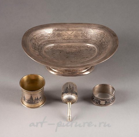 俄罗斯银, 银花瓶，两个餐巾盒和一个糖勺