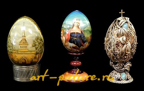 俄罗斯银, 手绘的俄罗斯复活节彩蛋，放在底座上。