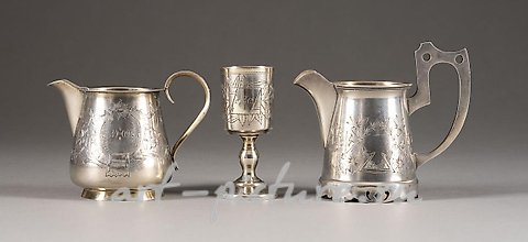 Русское серебро, ДВА СЕРЕБРЯНЫХ КУВШИНА ДЛЯ СЛИВОК И СТОПКА ДЛЯ ВОДКИ