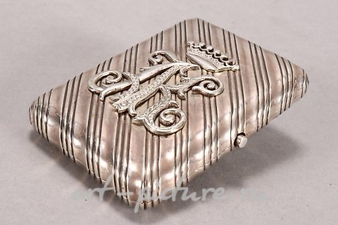 俄罗斯银, 俄罗斯风格的银质和珐琅烟斗盒。