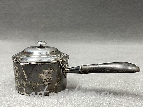 Русское серебро, Маленькая русская серебряная кастрюлька для соуса с деревянной ручкой.
