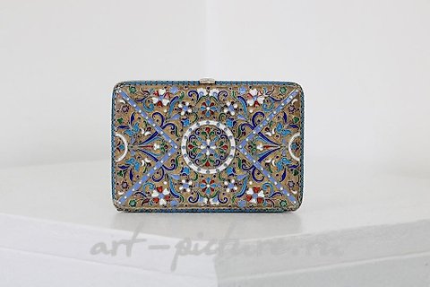 俄罗斯银, 俄罗斯风格的镀金银烟盒。
