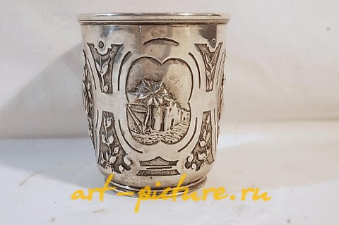 俄罗斯银, 沉重的，可能是俄罗斯的银杯，具有精美的浮雕装饰。