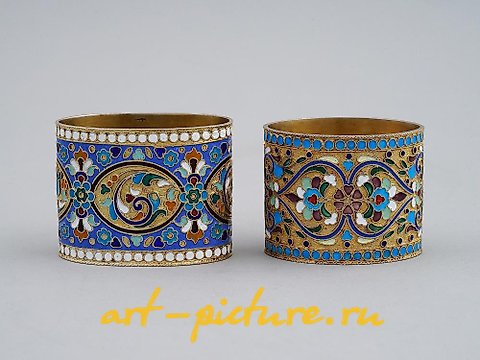 俄罗斯银, 19世纪末的两个镀金和珐琅饰面的银餐巾环。