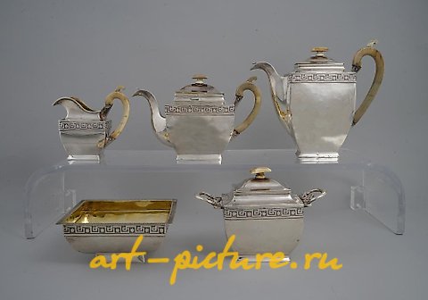 俄罗斯银, 美丽的俄罗斯银制茶具和咖啡具，出自萨齐科夫之手。