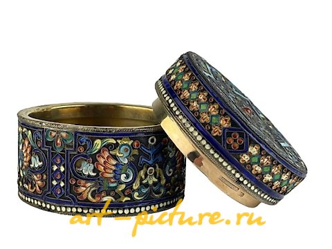 俄罗斯银, 古董俄罗斯银盒，采用圆形琺瑯装饰。