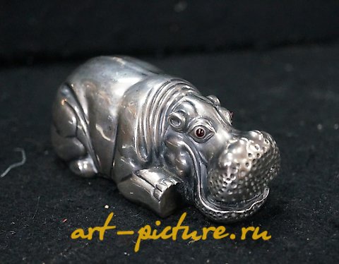 俄罗斯银, 有趣的古董银制躺着的河马雕像