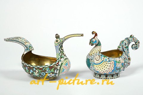 俄罗斯银, 两个银制的碗，分别为84和88金分，采用克洛伊松技法装饰。